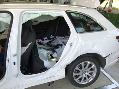 Unfallreparatur an weißem Auto ohne Tür bei Grieskirchen